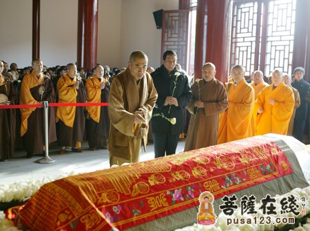 寺当家续建法师讲话上海玉佛寺寺务处主任长春法师讲话告别仪式现场