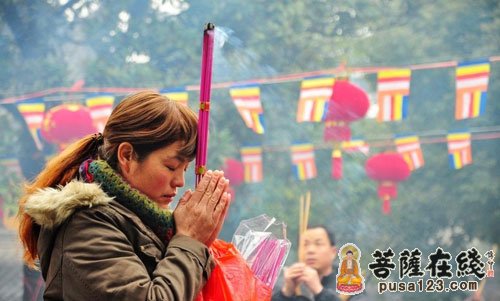 元宵节 芜湖信众广济寺上香忙