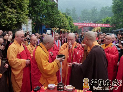 泸州方山云峰寺举行智果法师荣膺第三十一代方丈庆典法会