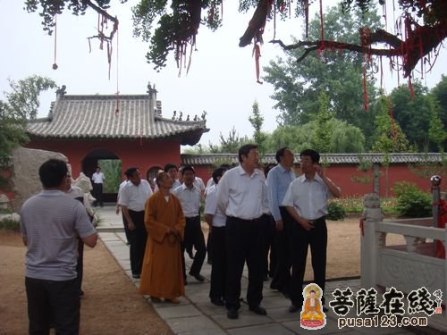 妙明法师陪同领导一行参观安山寺安山寺住持妙明法师热情迎接领导一行