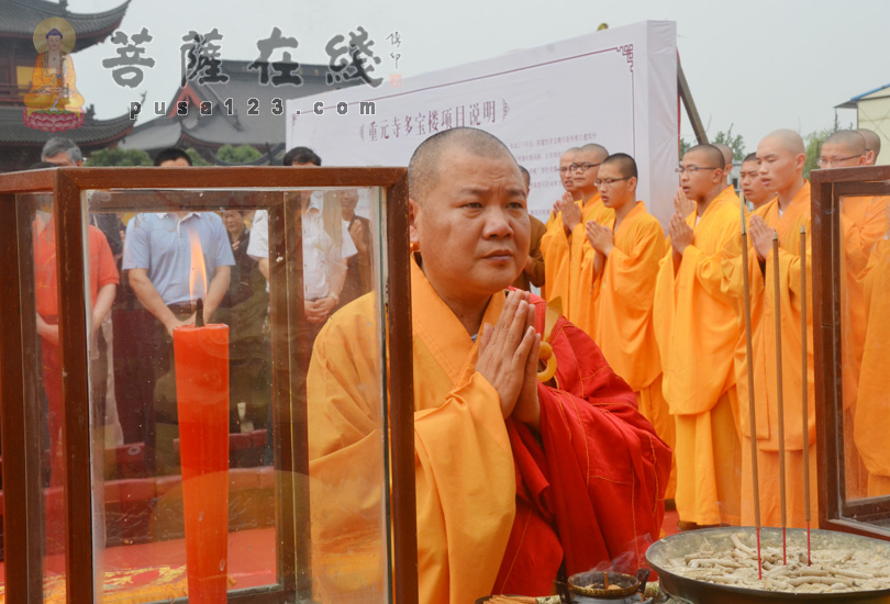 秋爽大和尚拈香祈福(图片来源:菩萨在线 摄影:妙静)