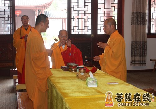 2012年8月24日,上海市崇明县佛教协会会长,崇明县广福寺住持玄光法师