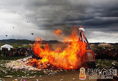 延续六百年的宗教仪轨 西藏色拉寺举行火供仪式