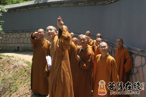 贤佳法师,贤海法师为新戒比丘介绍龙泉寺