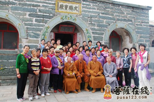 苏州寒山寺居士团一行朝拜佛教胜地五台山