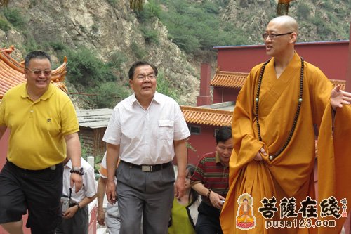 中国屈原学会副会长方铭参访国恩禅寺 印杰大和尚接待