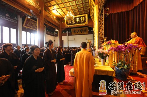 杭州灵隐寺于2013观音成道日举行三皈依法会