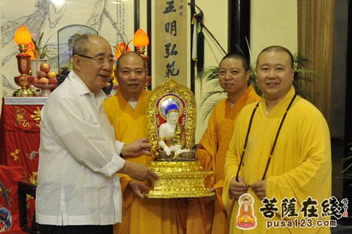 中国国民党荣誉主席吴伯雄参观上海玉佛禅寺