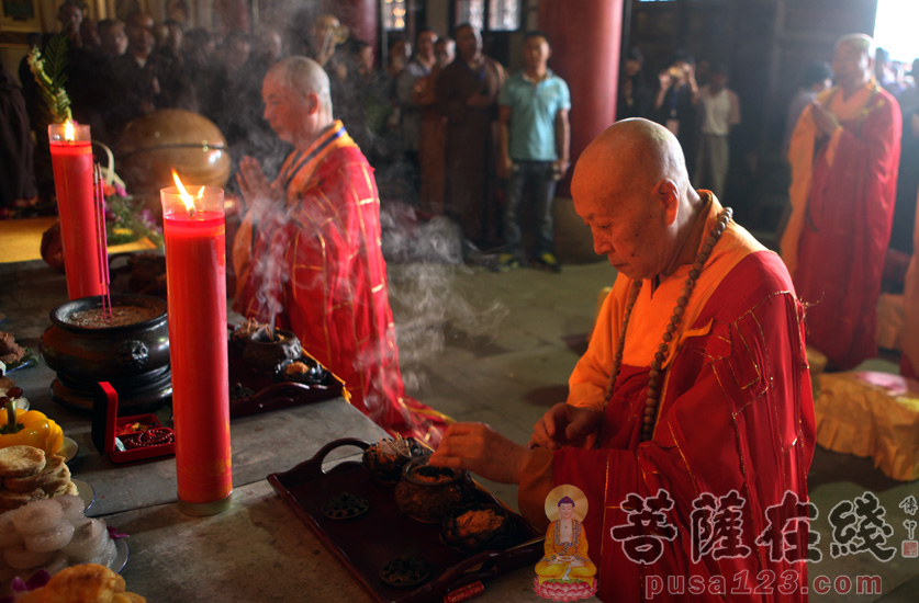 主法法师拈香礼佛(图片来源:菩萨在线 摄影:妙雨)