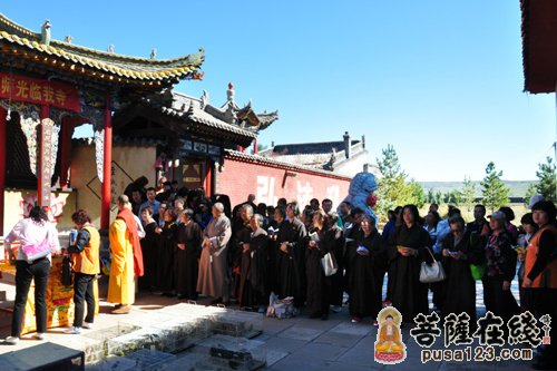 山西省大同清凉寺举行中秋祈福放生法会