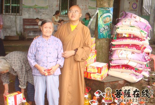 陵水县三昧寺法师为老人们送去慰问