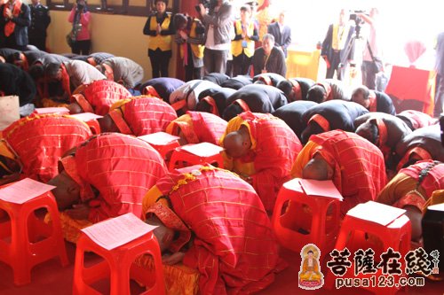 护法居士拈香(图片来源:菩萨在线 摄影:妙雨)宝峰禅寺住持衍真法师