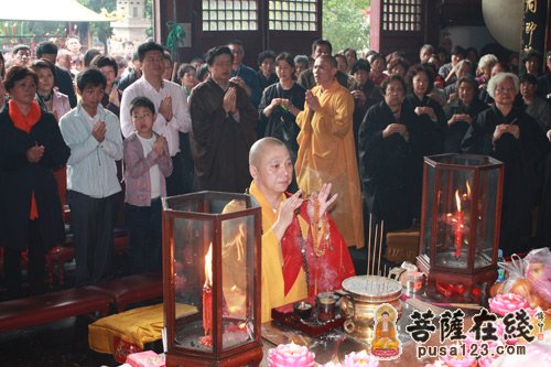 上海洪福寺住持圣怀法师主法拈香