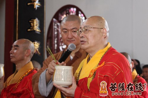 资讯 妙明法师发言之后,诸山长老及市民宗委领导为活动剪彩,祝贺