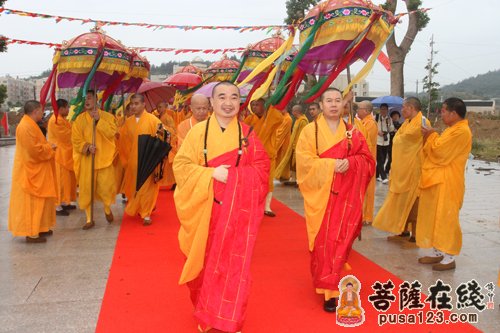 迎请主法法师中普陀寺住持芳振法师(图片来源:菩萨在线 摄影:妙静)