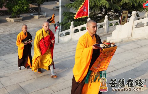 迎请山东省佛教协会副会长,龙口南山禅寺方丈真龙大和尚为法会主法