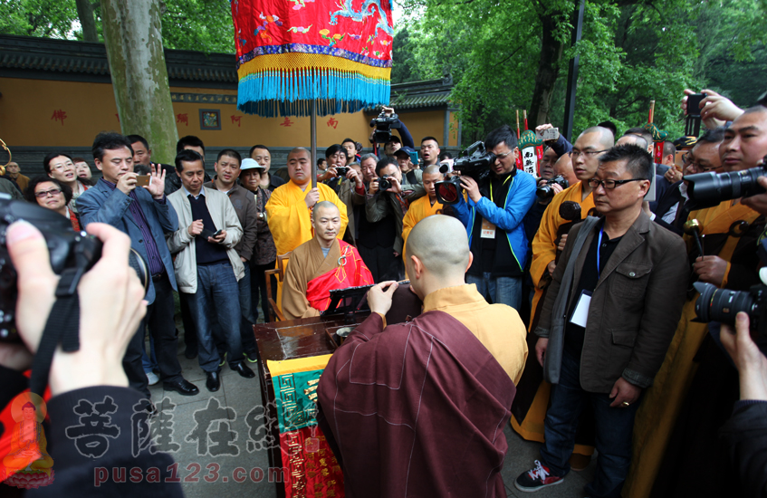 南京灵谷寺两序大众迎请传静法师(图片来源:菩萨在线 摄影:妙静)