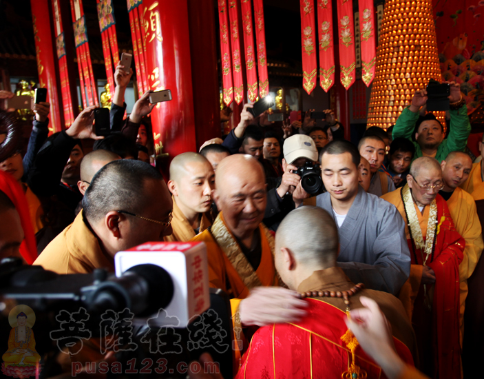 全乘长老于大雄宝殿为传静法师挂念珠(图片来源:菩萨在线 摄影:妙雨)