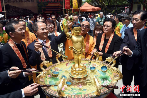 香港宝莲禅寺举办浴佛节 日均吸客万人