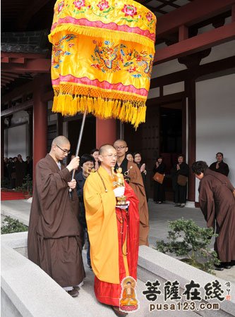 普陀山学院常务副院长,普陀讲寺监院会闲法师迎请太子圣像