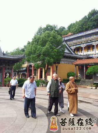 著名画家周邵华,张军一行参访湖北东方山弘化禅寺