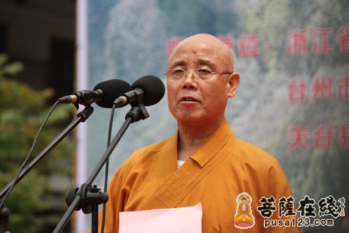 演觉法师宣读中佛协会长传印长老贺信(图片来源:菩萨在线 摄影:慧空)