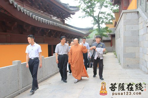 全国政协原副主席王忠禹一行参访南京鸡鸣寺