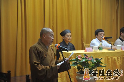 成都市佛教协会副会长素慧法师宣读成都市佛教协会关于“推动文明敬香，建设生态寺观”活动的倡议书