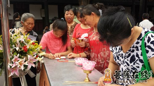 与家人一起来寺的小朋友认真地在祈愿卡上写下祝福与心愿