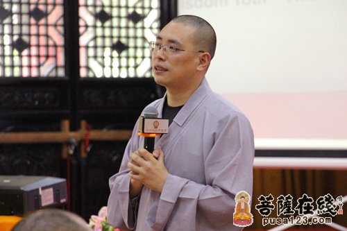 庆妙法师从开营至闭营始终扩散着幽默、酷感的主持风格