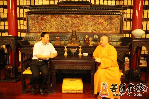 永信大和尚与张宝文副委员长在少林寺方丈室愉快交谈
