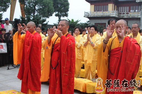 岳林寺法师为尼泊尔天冠弥勒起行正式入住雪窦山拈香祈福(图片来源