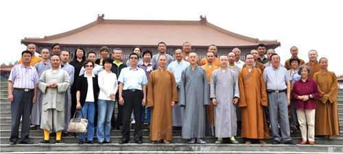 佛协会长本义法师,带领11座寺院住持法师,前往宜兴大觉寺参学,住持