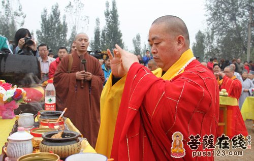 少林方丈释永信来安阳报恩寺举行祈福法会