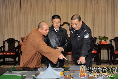 上海市公安局副局长郭永华在普陀区公安分局郑文斌局长等的陪同下前往