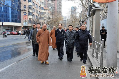 上海市公安局副局长郭永华在普陀区公安分局郑文斌局长等的陪同下前往