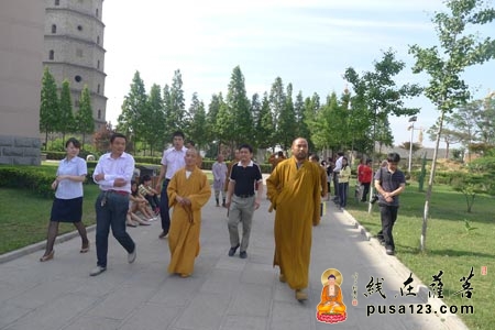 妙明法师接待上海静安寺行脚团一行观瞻兖州兴隆寺佛顶骨舍利