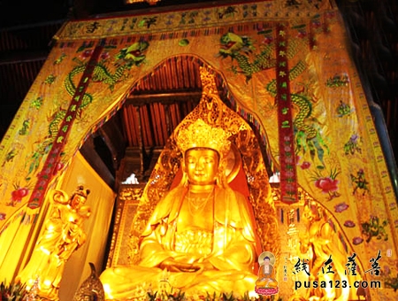 寺院            普济寺,俗称前寺,位于舟山市普陀区普陀山白华顶的