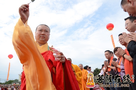 中国佛教协会副会长,上海市佛教协会会长,玉佛寺方丈觉醒大和尚(图片